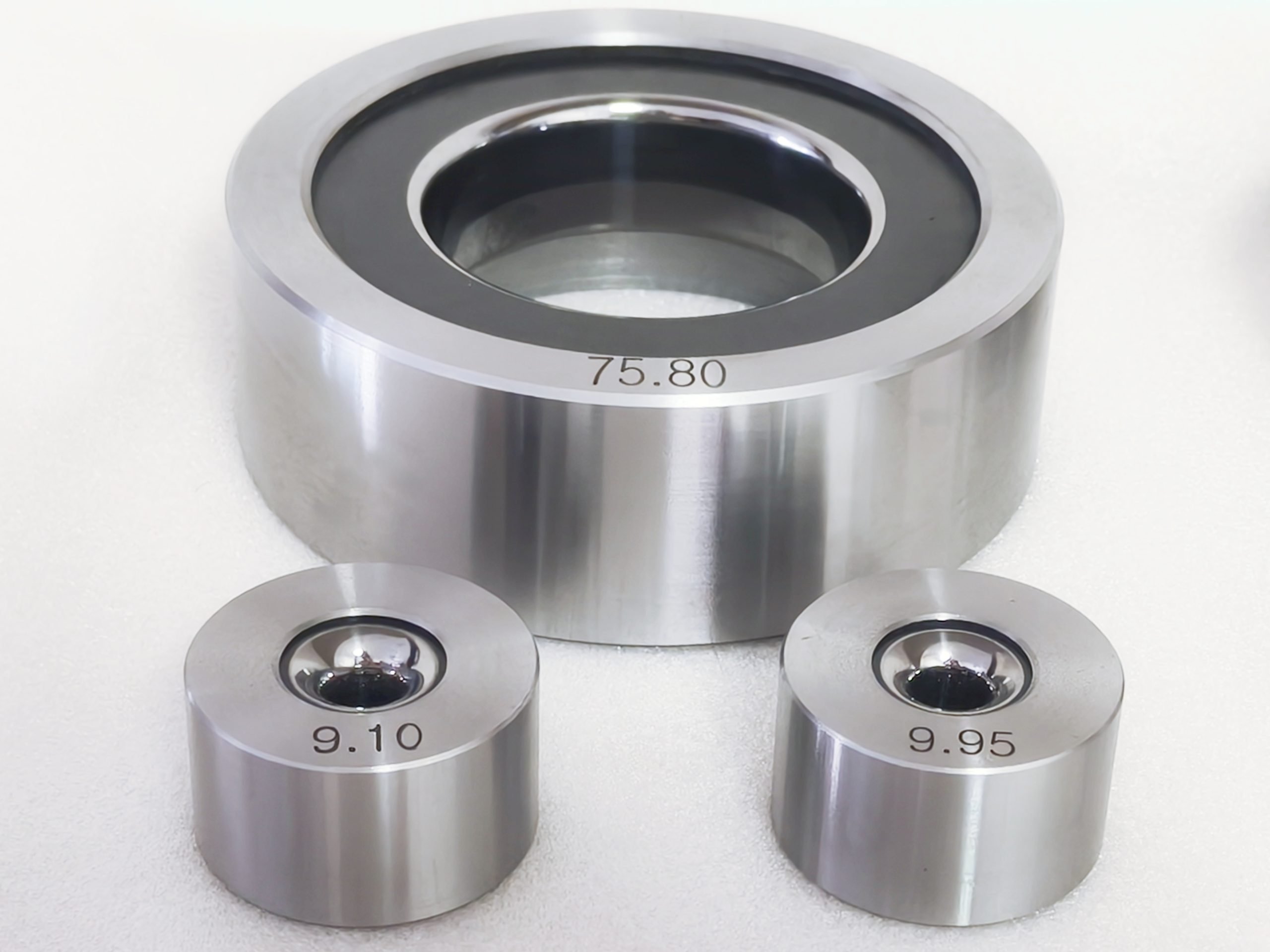 Carbide dies with wide range of diameters